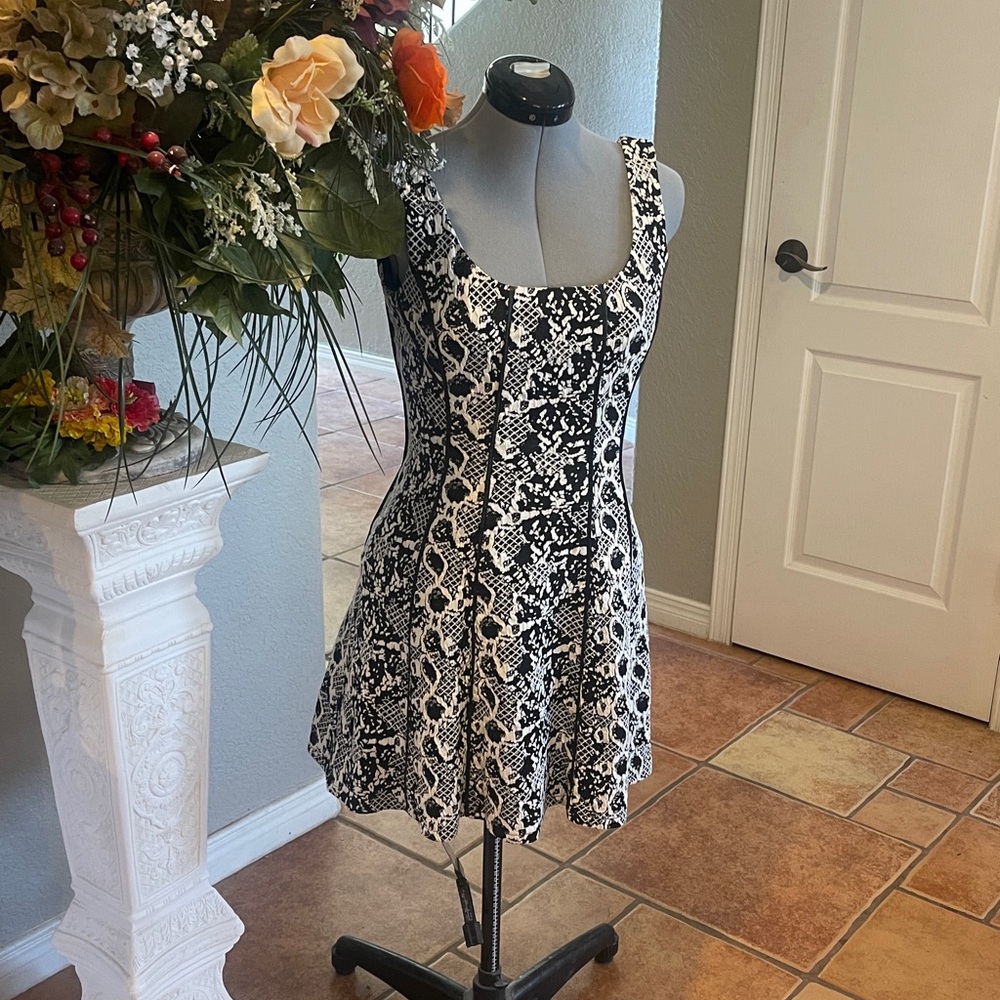 Guess Monochrome black/ white Zip-Up dress/ Medium